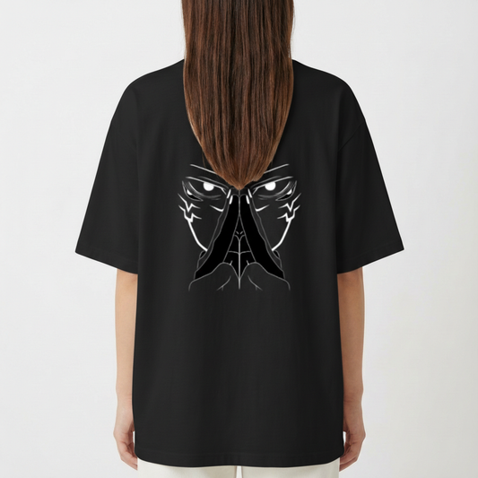 Camiseta com estampa frontal de símbolo enigmático acima de rosto estilizado e estampa traseira de olhar intenso com mãos em posição meditativa.