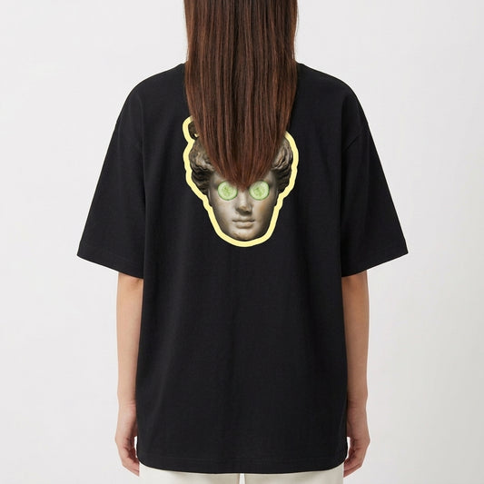 Camiseta com estampa frontal de "Blem Company" estilizado em tipografia mista e estampa traseira de uma cabeça clássica com rodelas de pepino nos olhos.