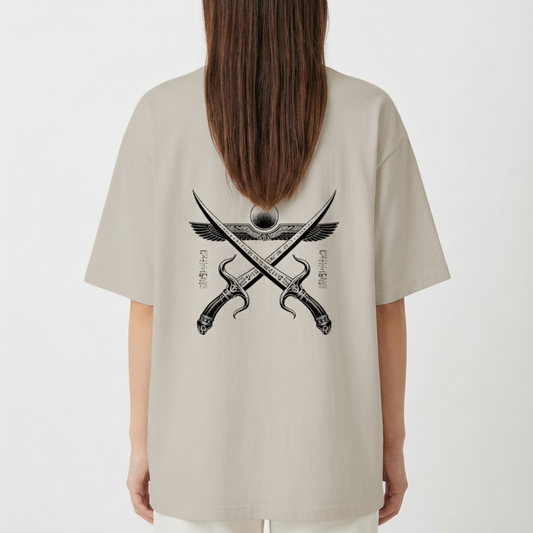 Camiseta com estampa frontal de "Seravia" estilizado e estampa traseira de espadas cruzadas sob asas abertas com símbolo circular no topo.