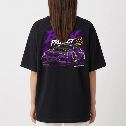 Camiseta com estampa frontal de coroa estilizada e estampa traseira de carro esportivo BMW, texto "BMW PROJECT" e detalhes visuais dinâmicos.