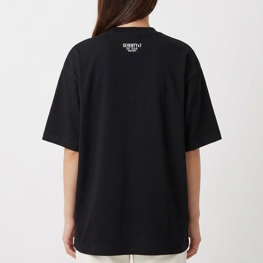 Camiseta com estampa frontal de texto dentro de retângulo pequeno, e estampa traseira de texto pequeno localizado próximo à gola.