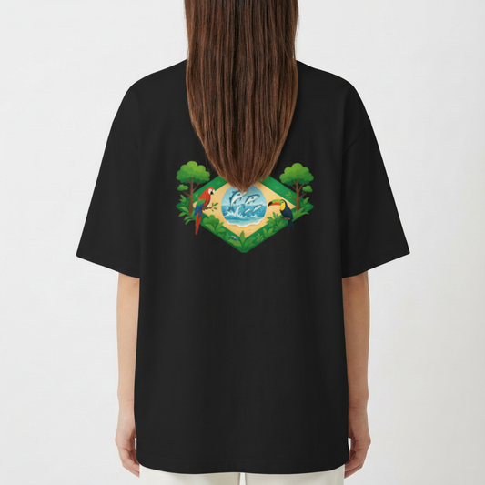Camiseta com estampa frontal de logo tropical com pássaros e paisagem em destaque e estampa traseira maior mostrando cena de natureza exuberante com araras.
