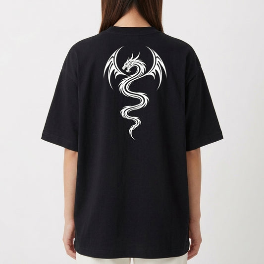 Camiseta com estampa frontal de assinatura estilizada delicada e estampa traseira de dragão tribal detalhado com asas curvas e cauda serpenteante.