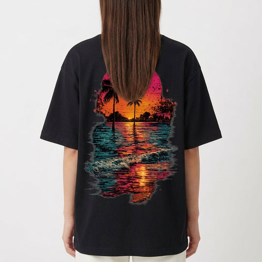 Camiseta com estampa frontal de símbolo minimalista circular com seta apontando para cima e estampa traseira de paisagem tropical com palmeiras e pôr do sol refletido no mar.