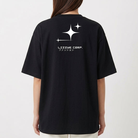 Camiseta com estampa frontal de texto estilizado "LIZZIE CORP." e símbolo de estrela, e estampa traseira de texto "LIZZIE CORP." entre estrelas de tamanhos variados.