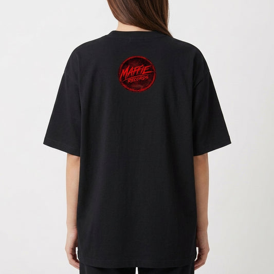 Camiseta com estampa frontal de "pressagio" em fonte estilizada e estampa traseira de círculo com "Maffie Records" no centro, ambos com aparência desgastada.