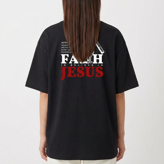 Camiseta com estampa frontal de coliseu estilizado e estampa traseira de figura carregando uma cruz, acompanhada de texto inspirador sobre fé.