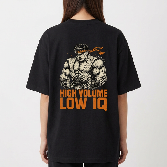 Camiseta com estampa frontal de letras estilizadas e estampa traseira de lutador em pose desafiadora, acompanhado da frase "HIGH VOLUME LOW IQ".