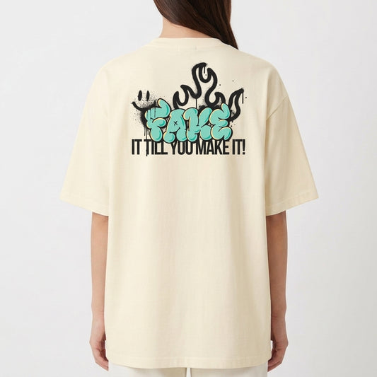 Camiseta com estampa frontal de palavra estilizada em grafite e estampa traseira de desenhos abstratos com frase em destaque em fontes ousadas.