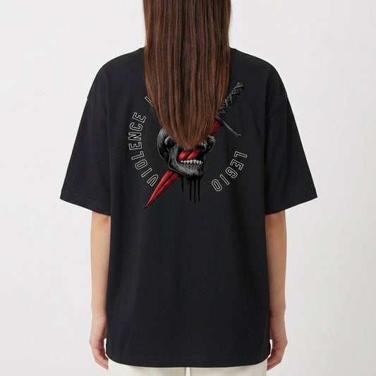 Camiseta com estampa frontal de "VIOLENCE IS VIRTUE LEGIO" em texto estilizado e estampa traseira de caveira atravessada por faca, texto ao redor.
