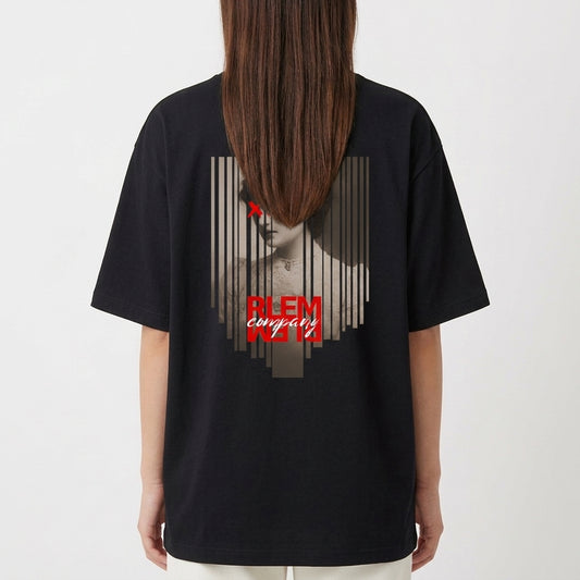 Camiseta com estampa frontal de texto estilizado em caixa vermelha e estampa traseira de retrato vintage com linhas verticais e texto cruzado.