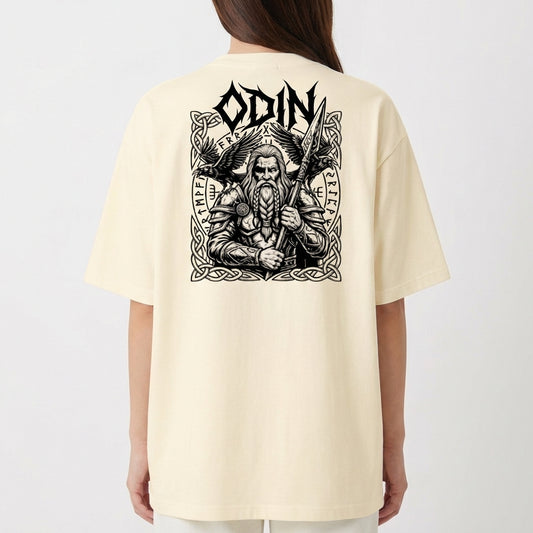 Camiseta com estampa frontal de logotipo com texto "Serbia" em destaque e estampa traseira apresentando ilustração de Odin com detalhes vikings elaborados.