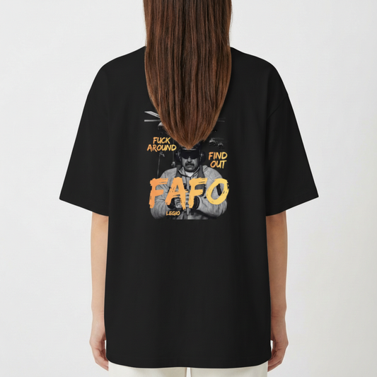 Camiseta com estampa frontal de "FAFO" em destaque e estampa traseira com figura masculina, helicópteros ao fundo e a frase "Fuck Around Find Out".
