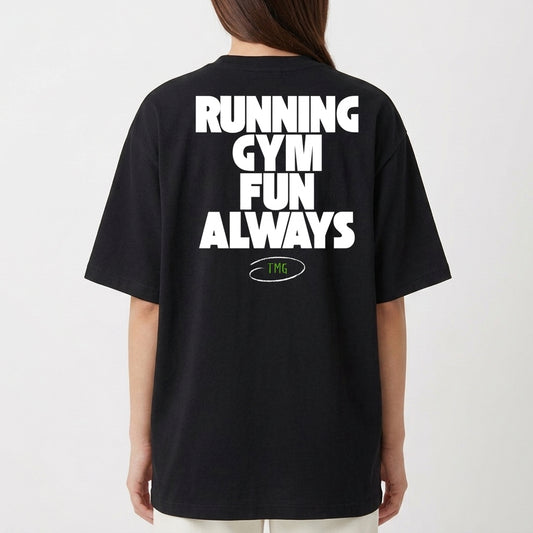 Camiseta com estampa frontal de pequeno logotipo geométrico e estampa traseira de palavras "RUNNING GYM FUN ALWAYS" sobre um oval com "TMG".