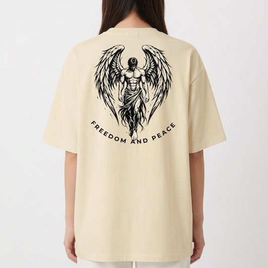 Camiseta com estampa frontal de texto estilizado "LUNOVA" em tipografia limpa e moderna e estampa traseira de anjo detalhado com asas amplas e a inscrição "FREEDOM AND PEACE".