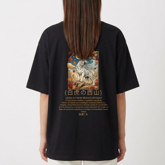 Camiseta com estampa frontal de uma coroa acima de texto "O Tigre Branco (Byakko)" e estampa traseira de tigre sob céu estrelado com folhas e texto japonês.
