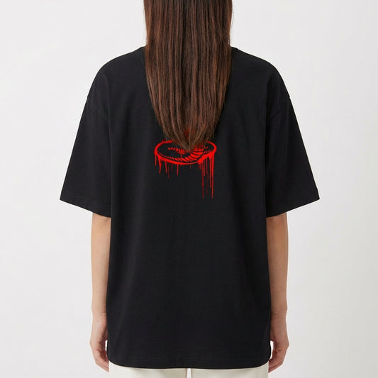 Camiseta com estampa frontal de "No Mercy Club" em estilo gotejante e estampa traseira de cobra desenhada com detalhes ousados em estilo gráfico.