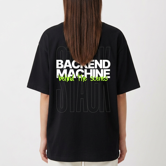Camiseta com estampa frontal de "STACK" em letras grandes e estampa traseira de "BACKEND MACHINE behind the scenes" sobreposta em fundo com "STACK".