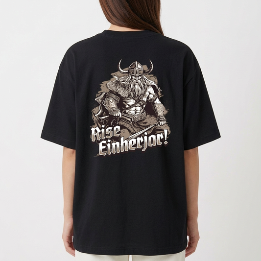 Camiseta com estampa frontal de pequeno símbolo abstrato e estampa traseira de guerreiro nórdico detalhado com capacete e barba, acompanhado do texto "Rise Einherjar!".