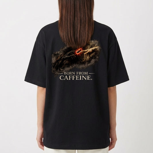 Camiseta com estampa frontal do monograma "H" minimalista e estampa traseira de imagem artística com mãos semelhantes a "A Criação" e texto "Born from Caffeine".