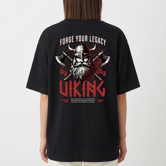 Camiseta com estampa frontal de pequeno símbolo gráfico e estampa traseira de figura viking com capacete e machados cruzados, acompanhada de inscrições temáticas.