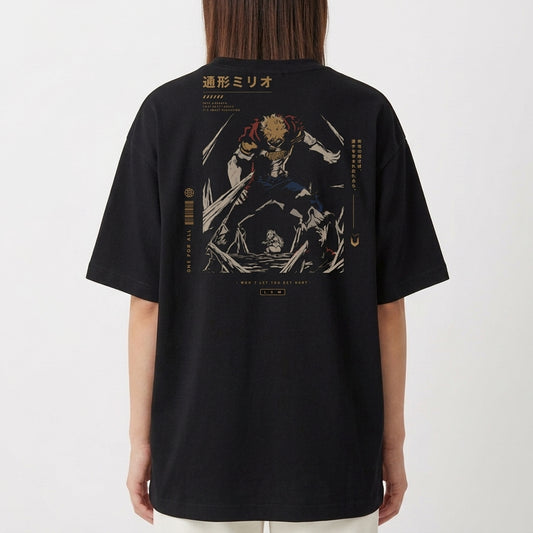 Camiseta com estampa frontal de símbolo estilizado minimalista e estampa traseira de personagem em pose dinâmica cercado por textos e gráficos detalhados.