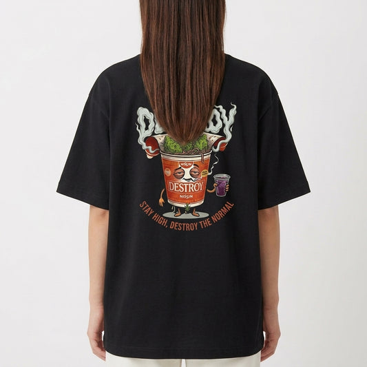 Camiseta com estampa frontal de texto estilizado "DESTROY" e estampa traseira de copo antropomórfico com verduras, textos e bebida ao lado.