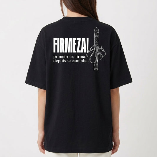 Camiseta com estampa frontal de duas chaves cruzadas e estampa traseira de mão segurando um bastão com a frase "FIRMEZA! primeiro se firma. depois se caminha."