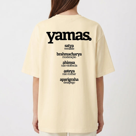 Camiseta com estampa frontal de palavras "satya" e "VERDADE" e estampa traseira com "yamas" seguido de uma lista de princípios como "satya", "brahmacharya".