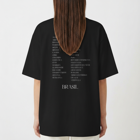 Camiseta com estampa frontal de "God Bless America, Brazil, 2020" e estampa traseira de lista de países em colunas sob a palavra "BRASIL" centralizada.