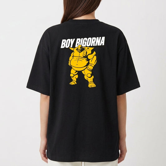 Camiseta com estampa frontal de logotipo com personagem e texto "BOY BIGORNA" e estampa traseira de personagem robótico em pose imponente com nome acima.