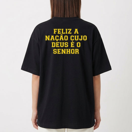 Camiseta com estampa frontal de bandeira estilizada com texto "SALMOS 33, 12" e estampa traseira com frase "FELIZ A NAÇÃO CUJO DEUS É O SENHOR".