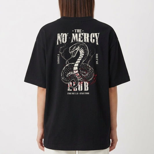 Camiseta com estampa frontal de texto estilizado "no mercy club" e estampa traseira de cobra detalhada, cercada por texto e símbolos impactantes.