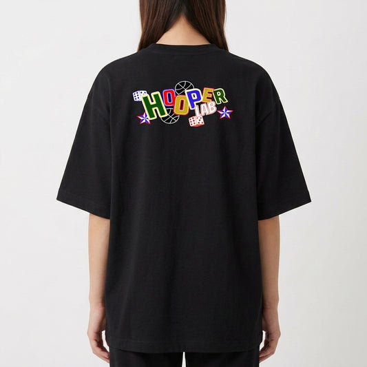Camiseta com estampa frontal de símbolo circular composto por formas geométricas estilizadas e estampa traseira com o texto "HOOPER" cercado por elementos gráficos.