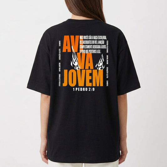 Camiseta com estampa frontal de círculo com letras geométricas e estampa traseira de texto central grande "AVIVA JOVEM" com chamas e referência bíblica.
