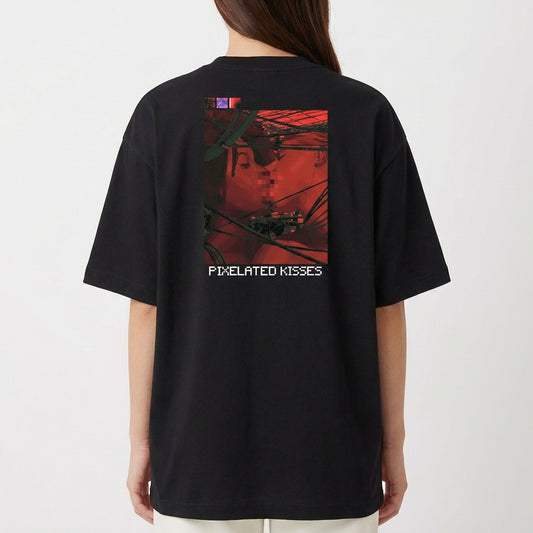 Camiseta com estampa frontal de símbolo estilizado abstrato e estampa traseira de imagem futurista com a inscrição "PIXELATED KISSES".