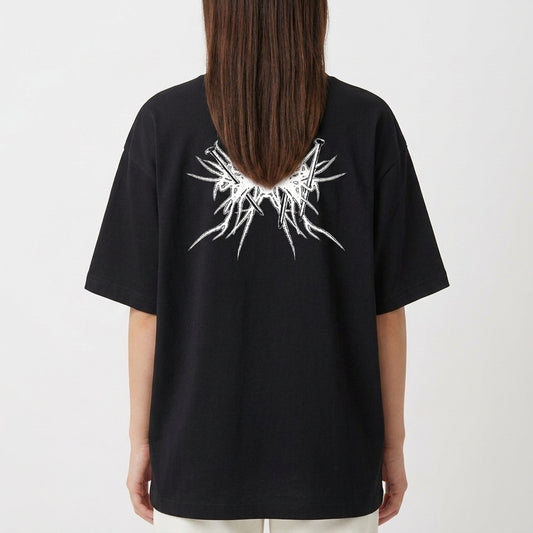 Camiseta com estampa frontal de "Pantano 3000" em letras estilizadas, e estampa traseira de design abstrato com elementos pontiagudos entrelaçados.