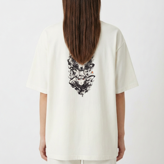 Camiseta com estampa frontal de rosto estilizado e estampa traseira de figuras sombrias sobrepostas, incluindo um lobo feroz e uma personificação misteriosa.