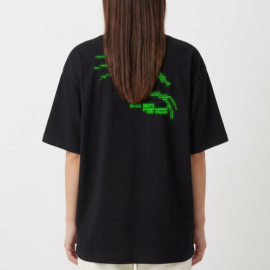 Camiseta com estampa frontal de um crânio pixelado e estampa traseira de um dragão estilizado pixelado acompanhado pela inscrição "Rage Boys".