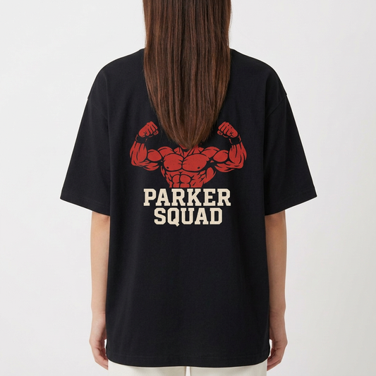 Camiseta com estampa frontal de letras estilizadas e estampa traseira de personagem musculoso flexionando, acompanhado das palavras "Parker Squad".