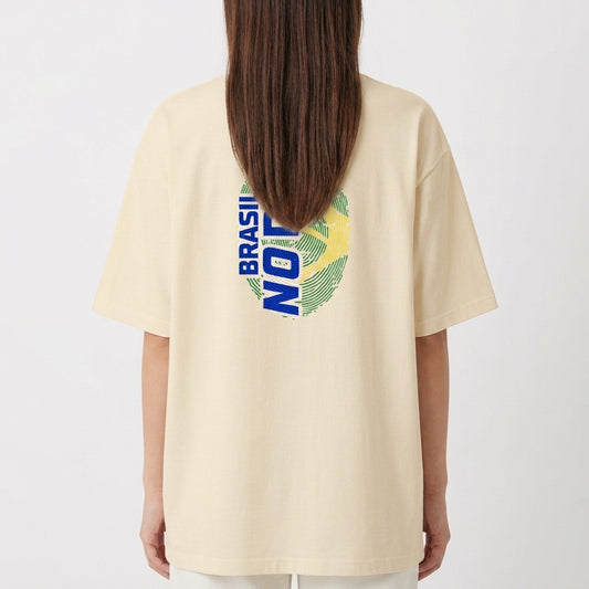 Camiseta com estampa frontal de uma pequena impressão digital acompanhada do texto "Brasil no DNA" e estampa traseira maior do mesmo padrão.