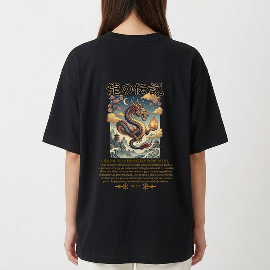 Camiseta com estampa frontal de coroa sobre letra estilizada acompanhada do texto "O Dragão Oriental (RTV/Long)" e estampa traseira de dragão mítico em cena detalhada com nuvens e texto em caracteres orientais.