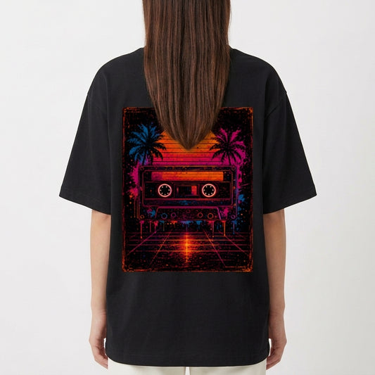 Camiseta com estampa frontal de símbolo minimalista e estampa traseira de fita cassete retro em cenário neon com palmeiras e pôr do sol vibrante.