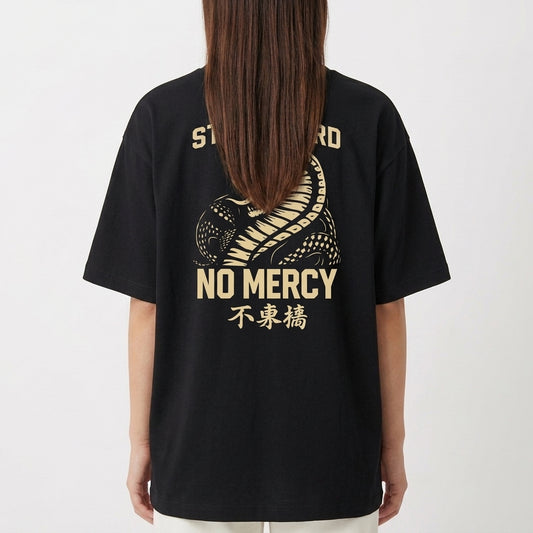 Camiseta com estampa frontal de logotipo retangular "NO MERCY CLUB" e estampa traseira de cobra enrugada com texto "STRIKE HARD NO MERCY" e caracteres orientais.