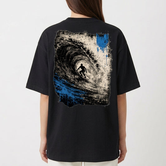 Camiseta com estampa frontal de pequeno símbolo circular com seta apontando para cima no lado esquerdo do peito e estampa traseira de surfista em túnel de onda dinâmica com efeitos de pinceladas.