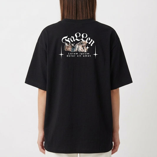 Camiseta com estampa frontal de texto estilizado distorcido e estampa traseira de ilustração angelical com espadas cruzadas e letras decorativas.