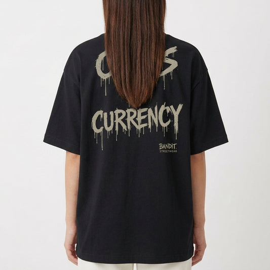 Camiseta com estampa frontal de texto estilizado "Bandit" e estampa traseira de frase "Chaos is Currency", ambos com letras em estilo desgastado.