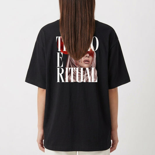 Camiseta com estampa frontal de texto pequeno "SIREN AURA" e estampa traseira de rosto feminino com lágrimas de sangue e texto "TREINO É RITUAL".
