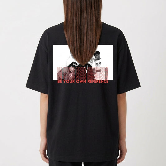 Camiseta com estampa frontal de texto em estilo grafite e estampa traseira de grupo fotográfico sobreposto a texto repetido "BE YOUR OWN REFERENCE".