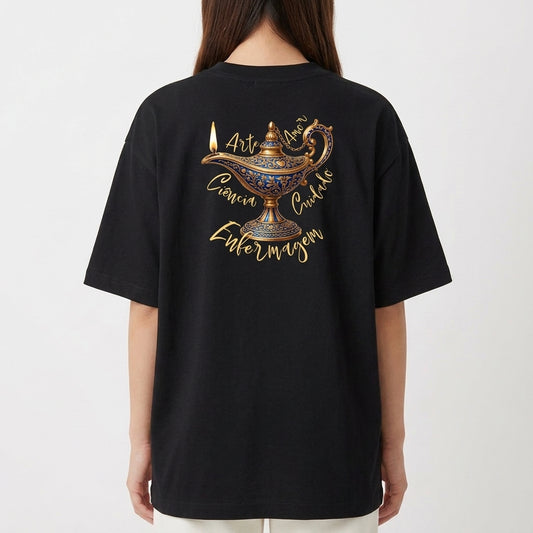 Camiseta com estampa frontal de lâmpada mágica detalhada e estampa traseira de a mesma lâmpada cercada por palavras em escrita cursiva elegante.